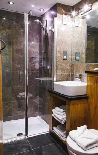 Bathroom 2, The Saracens Head Inn, Gloucestershire