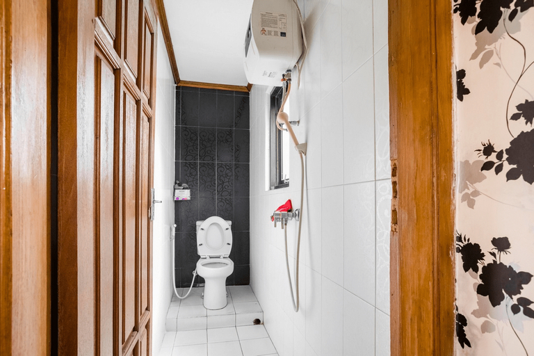 Bathroom 4, Reddoorz Plus @ Purwodadi, Pasuruan