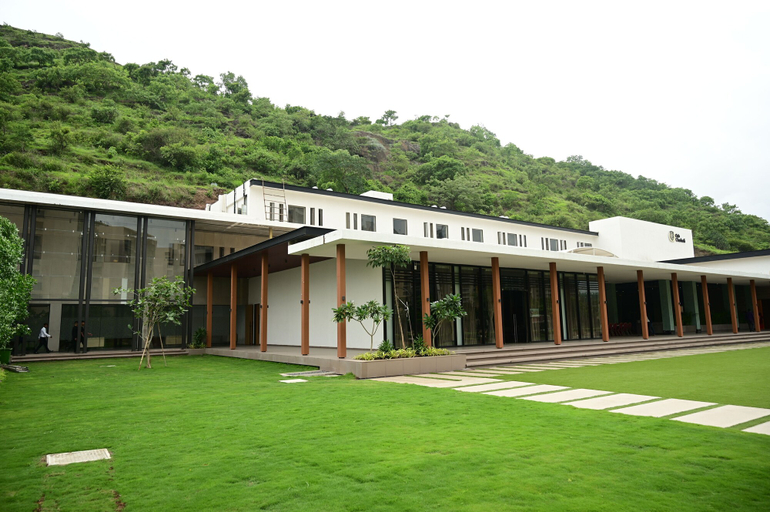 Exterior & Views