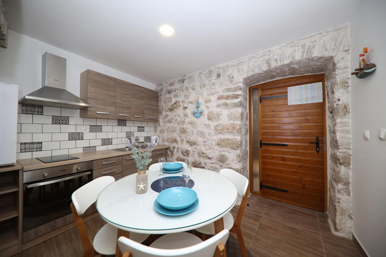 Others 3, Apartmani Dvor Betina, Murter