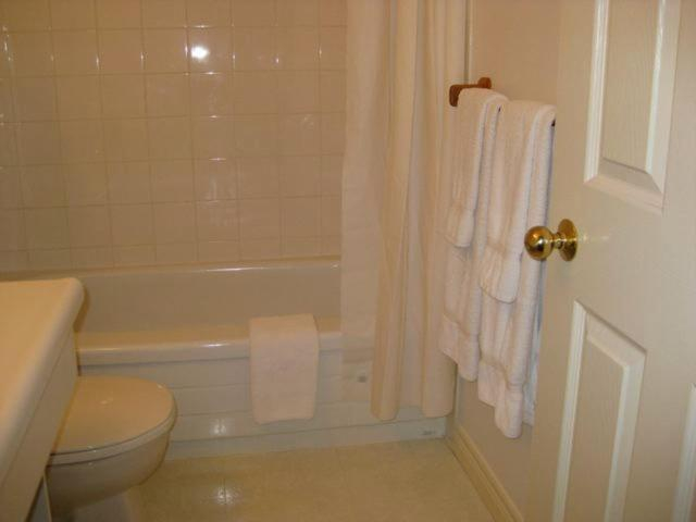 Bathroom 2, Canterbury Inn, Niagara