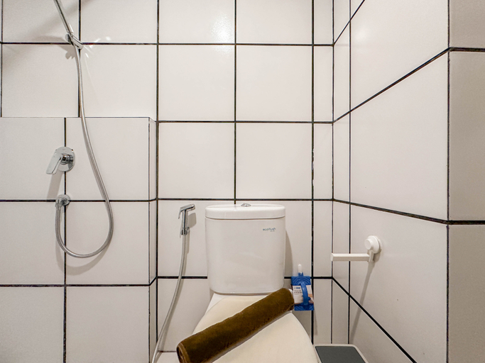 Bathroom 5, Minimalist Studio (No Kitchen) at The City Square Surabaya Apartment By Travelio, Surabaya