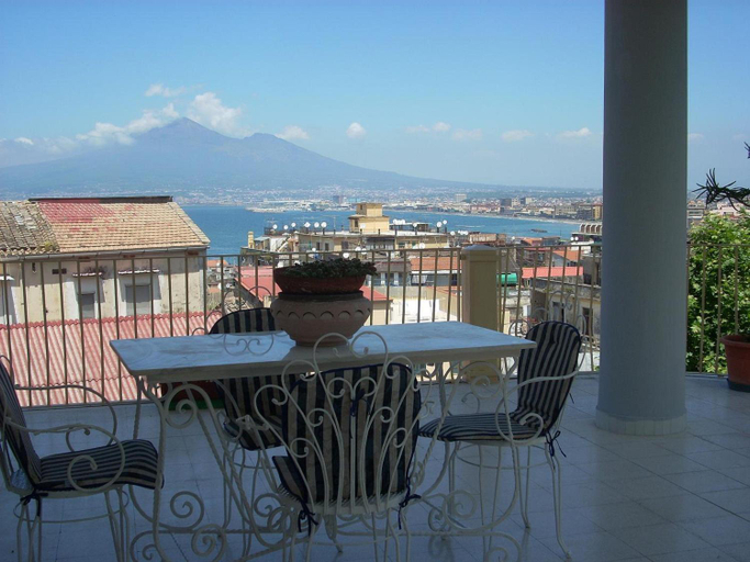 Others 5, B&B occhi di mare, Napoli