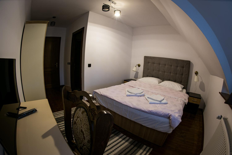 Others 4, Casa Strabunicului, Partestii De Sus
