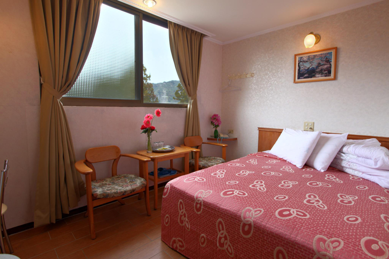 Bedroom 3, Ali-Shan Dengshan Hotel, Chiayi County