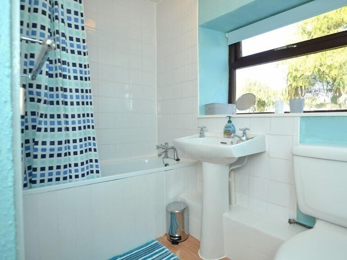 Bathroom, Sylvie's Country Cottage, Devon