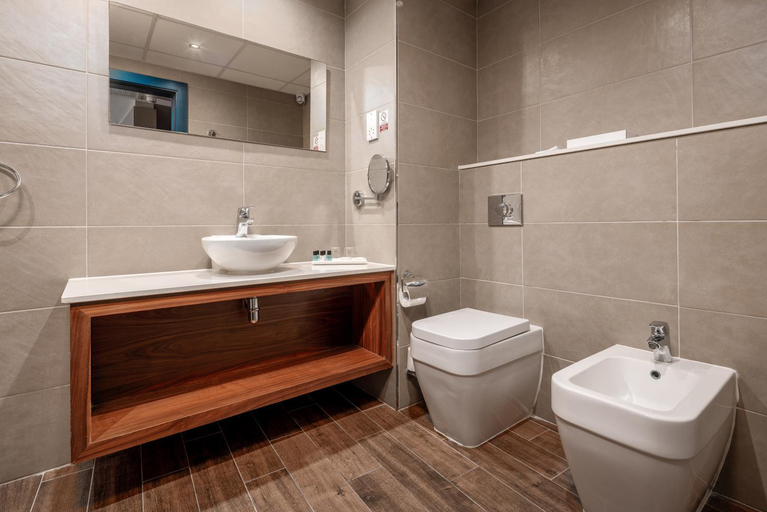 Bathroom 5, Vivaldi Hotel, St Julian's