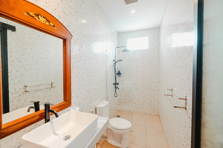 Bathroom 5, Turtle Shelter Guest House, Denpasar