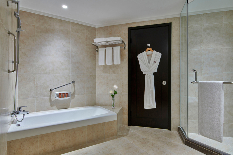 Bathroom 5, Crowne Plaza ZHUHAI CITY CENTER by IHG, Zhuhai