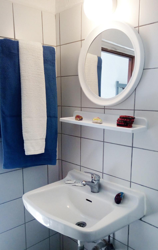 Bathroom 4, Rosys Little Village, Attica