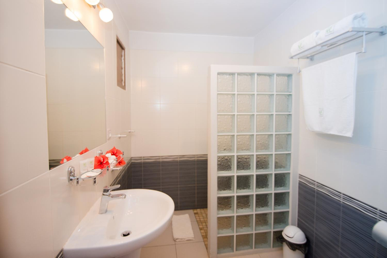 Bathroom 3, LA CIGALE, Atsinanana