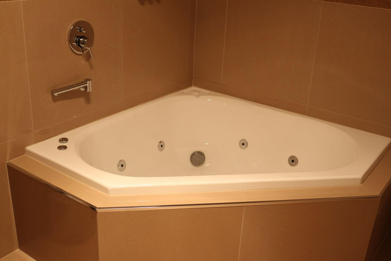 Bathroom 5, Bairnsdale International, E. Gippsland - Bairnsdale