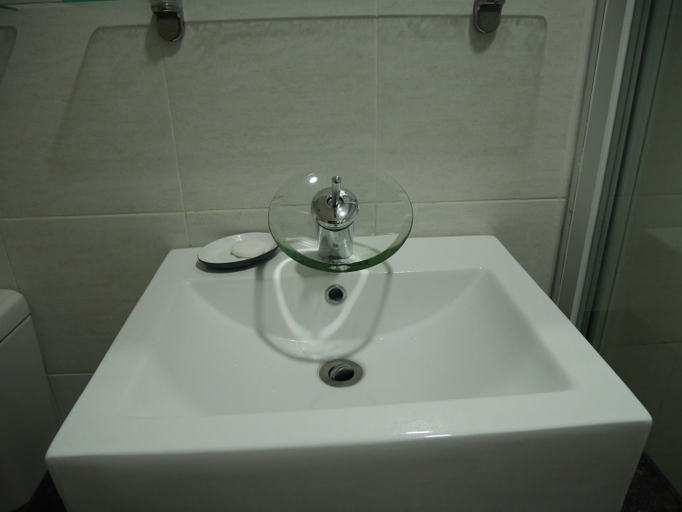 Bathroom 4, Trillium Residences in Ayala with Wifi & Netflix, Cebu City