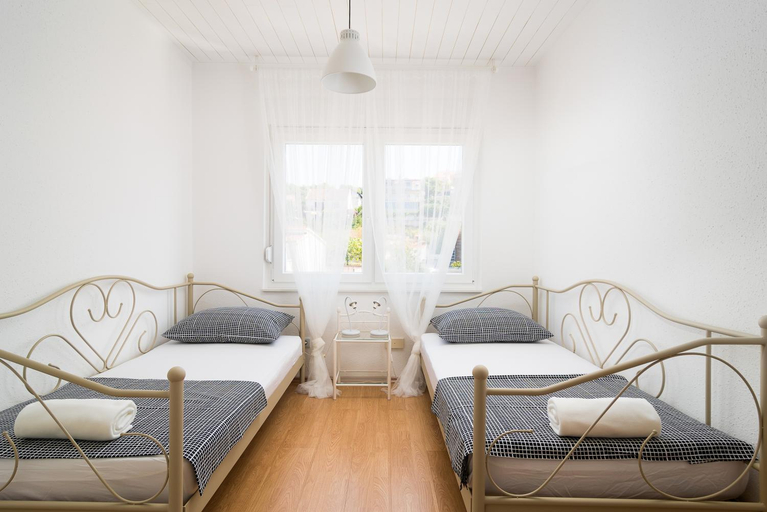 Others 5, Apartman Regius White, Okrug
