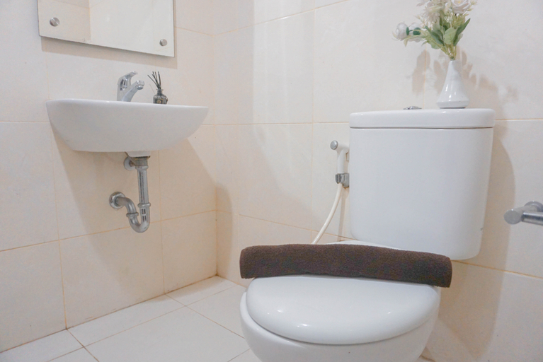 Bathroom 2, Nice and Comfortable Studio (No Kitchen) Apartment Elvis Tower By Travelio, Cikarang