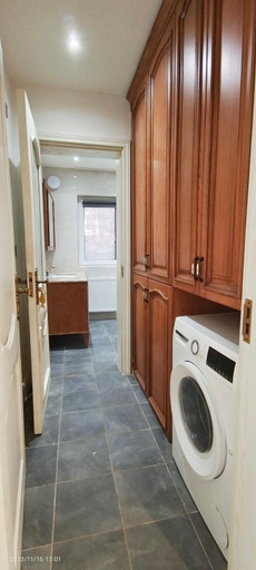 Others 4, Spacious Villa with Garden & Parking 6 Mins to Station, London