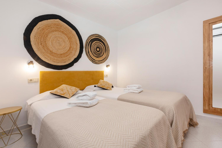 2, 21 Sleeps Private Pool Villa & BBQ Near Barcelona, Barcelona