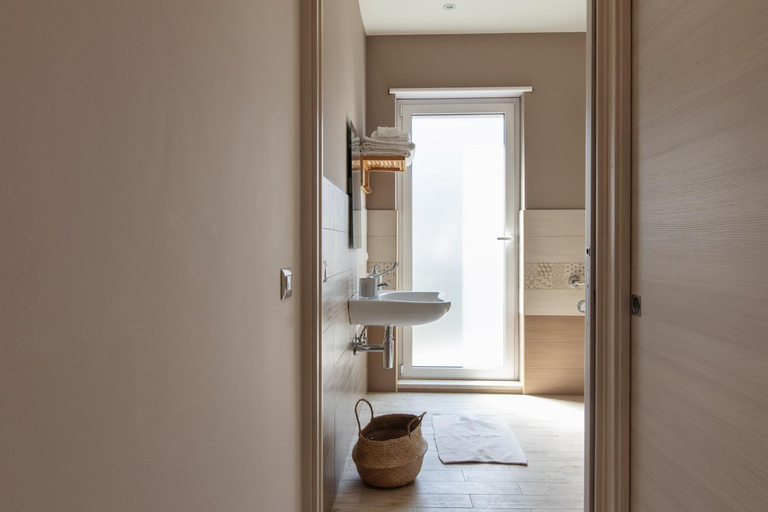 Bathroom 2, Le Tre More, Messina