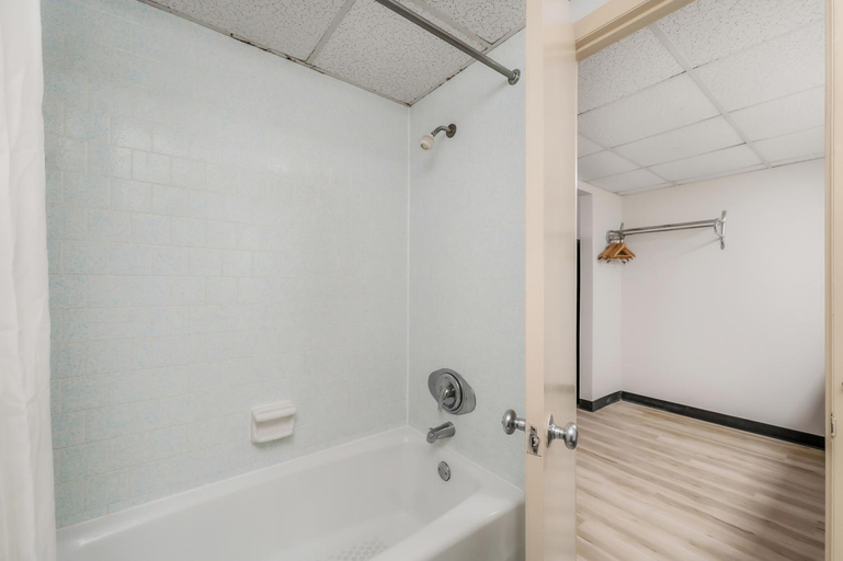 Bathroom 4, Extended Stay Suites Cookeville - Tennessee Tech, Putnam