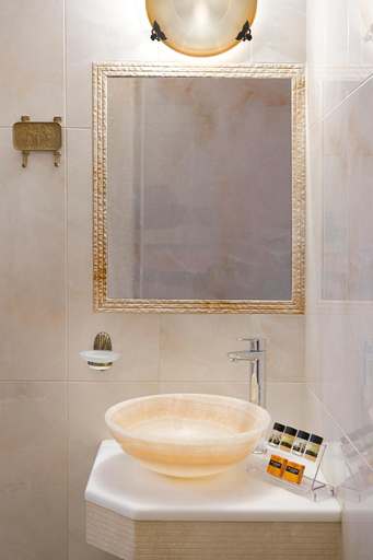 Bathroom 5, Marble House, Attica