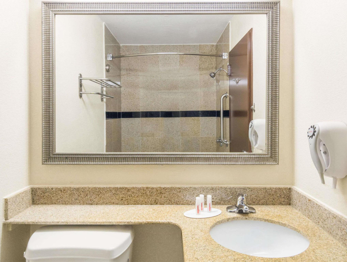 Bathroom 2, スーパー8 バイ ウィンダム ボーモント I-10 サウス/カレッジストリート, Jefferson