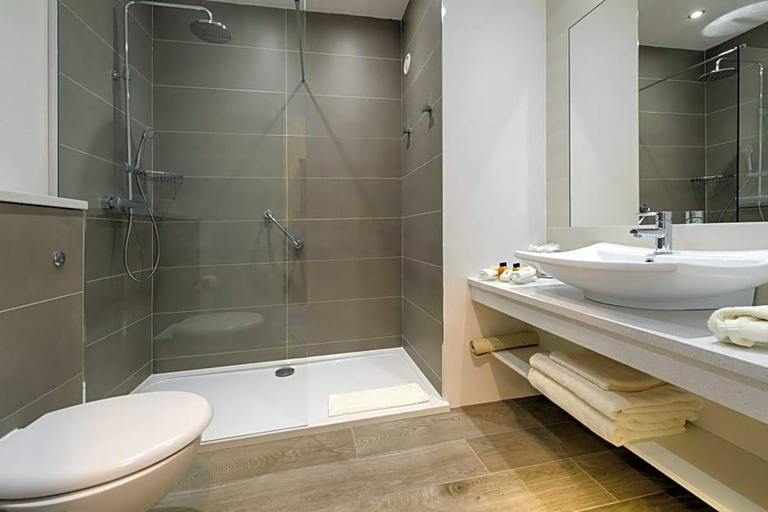 Bathroom 5, Scotts Hotel Killarney