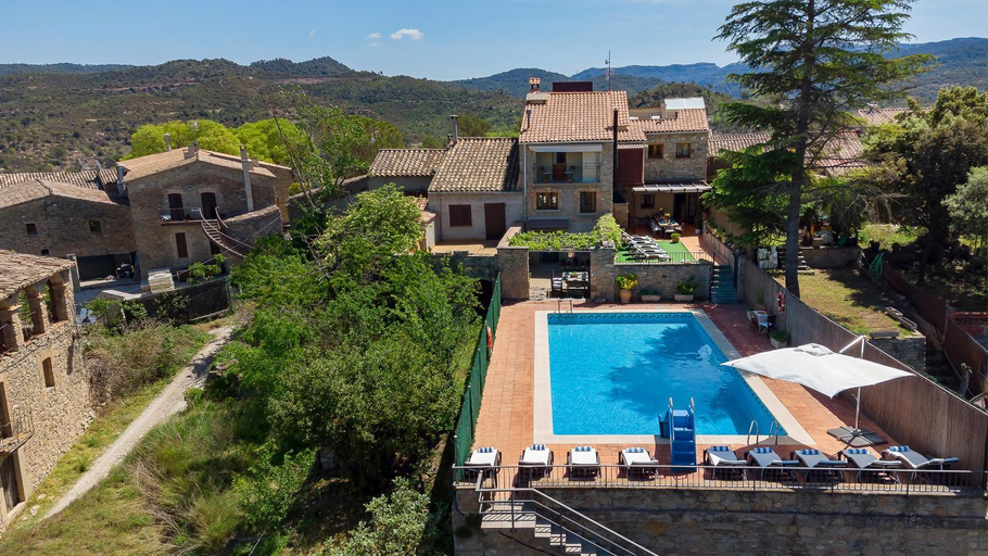 3, 21 Sleeps Private Pool Villa & BBQ Near Barcelona, Barcelona