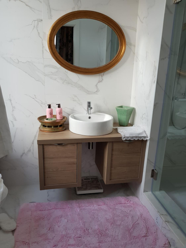 Bathroom 4, Luxurious Pink House and Parking, Porto