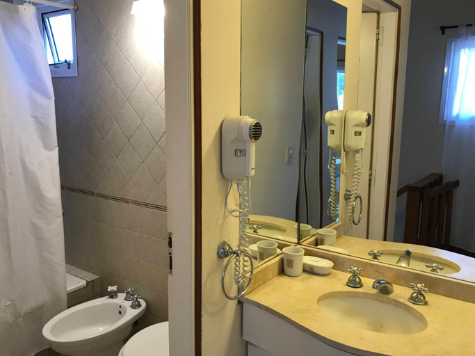 Bathroom 4, Las Caracolas Apart Familiar, Pinamar