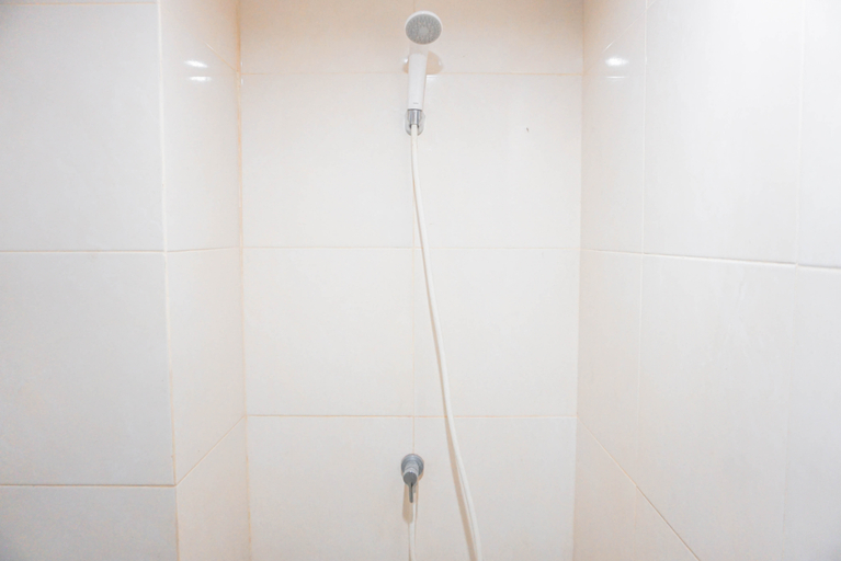 Bathroom 5, Nice and Comfortable Studio (No Kitchen) Apartment Elvis Tower By Travelio, Cikarang