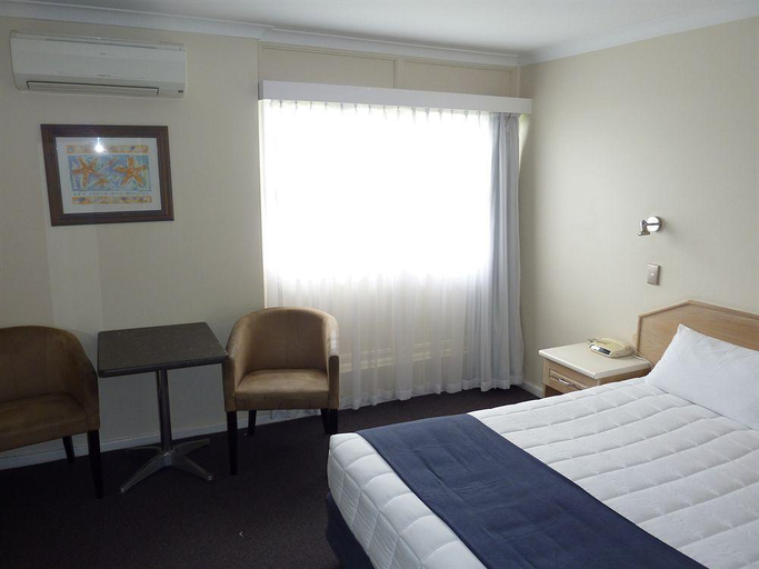 Bedroom 5, Caravilla Motor Inn, Greater Taree