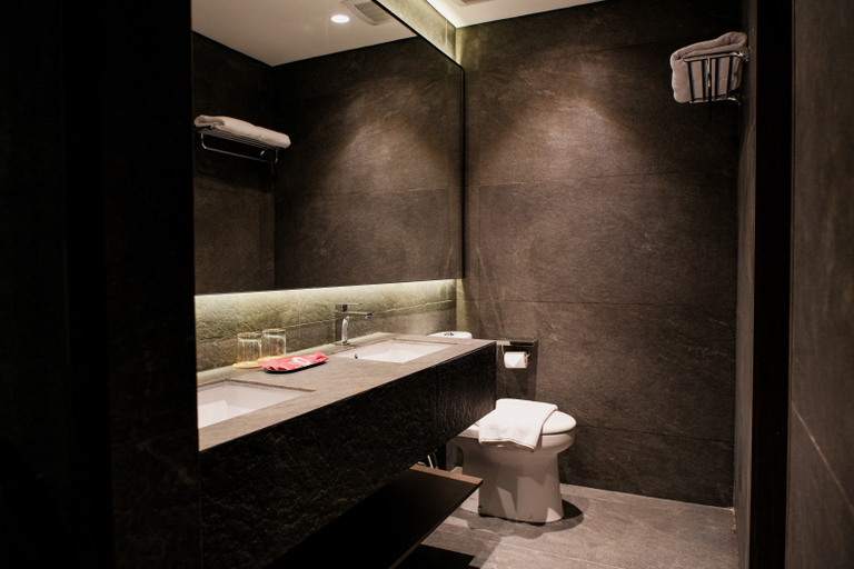 Bathroom 5, Manon Boutique Hotel Kota Lama Semarang, Semarang