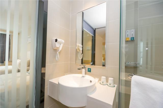 Bathroom 2, City Comfort Innホテル(成都龍泉驛北京路)(城市便捷酒店(成都龙泉驿北京路店)), Chengdu