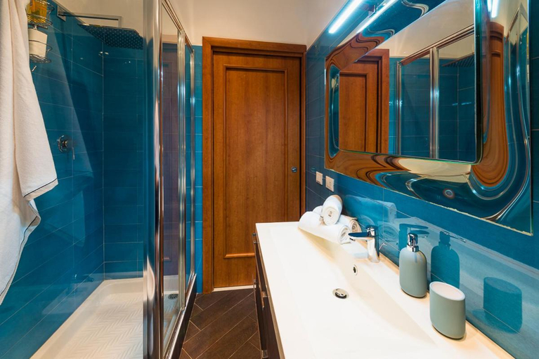 Bathroom, L'Approdo B&B, Latina