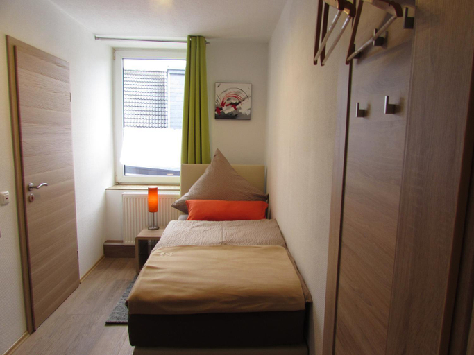 Bedroom 2, Eifel Quartier Pension und Gasthof "Em Gardestuffje", Euskirchen