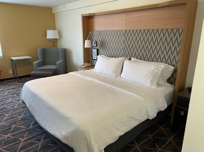 Holiday Inn REDDING - Tap to explore photos