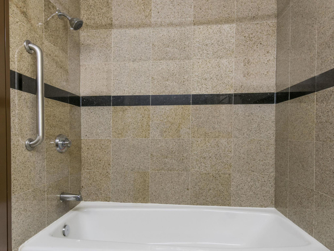 Bathroom 5, スーパー8 バイ ウィンダム ボーモント I-10 サウス/カレッジストリート, Jefferson