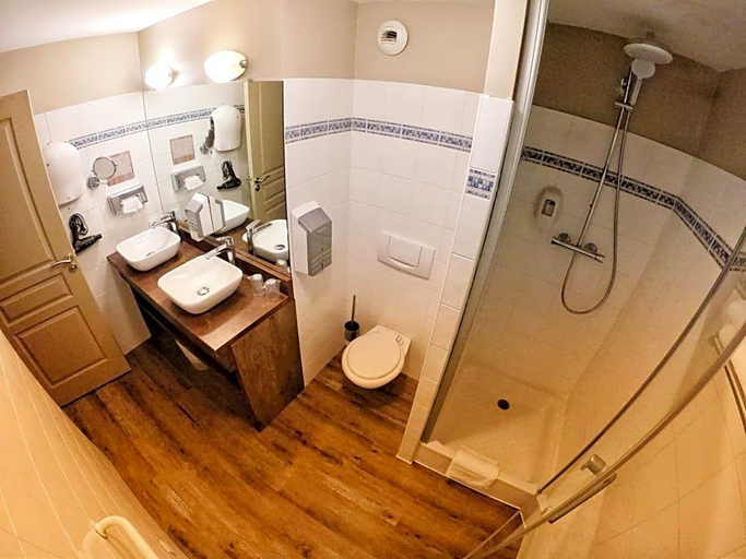 Bathroom 3, Les Arches, Hautes-Pyrénées