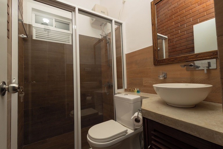 Bathroom 2, Greenwood Edge Kandy, K.F.G. & G. Korale