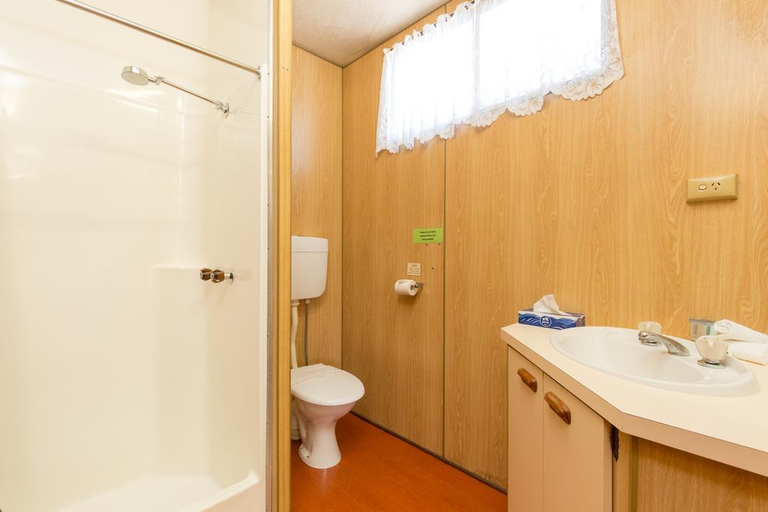 Bathroom, Golden River Holiday Park, Mildura - Pt A