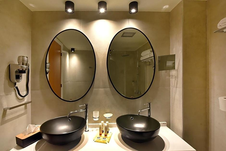 Bathroom 4, Hermes, South Aegean