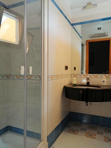 Bathroom 4, La Primavera, Napoli