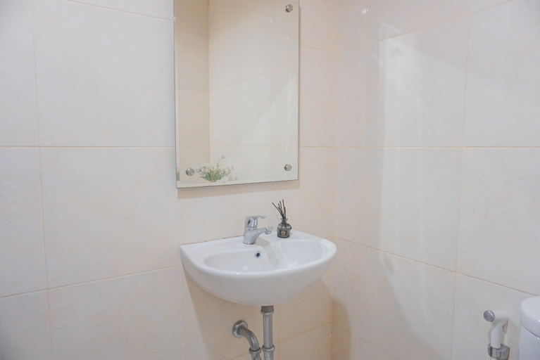 Bathroom 4, Nice and Comfortable Studio (No Kitchen) Apartment Elvis Tower By Travelio, Cikarang