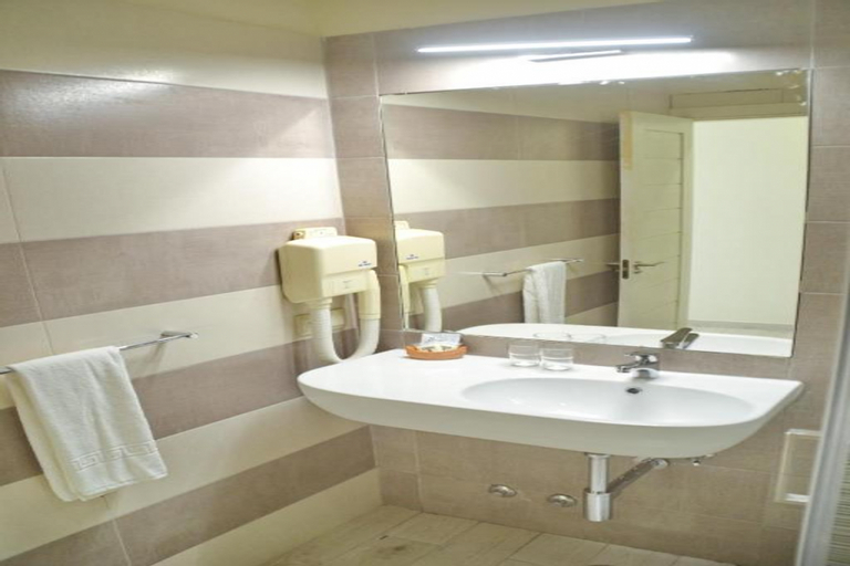 Bathroom 4, Ouril hotel Julia