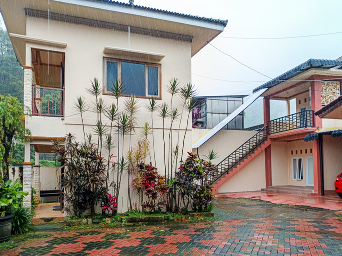Exterior & Views 2, RedDoorz @ Dewa Breeze Inn near Paralayang, Malang