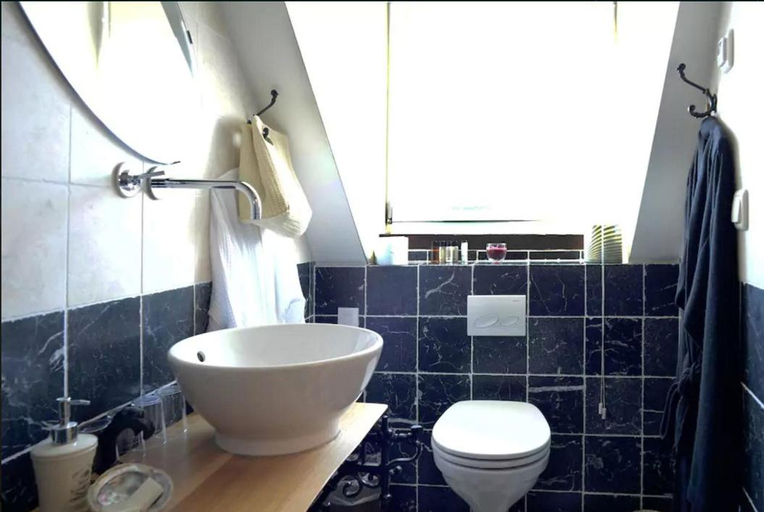 Bathroom 3, Artagnan, Maastricht