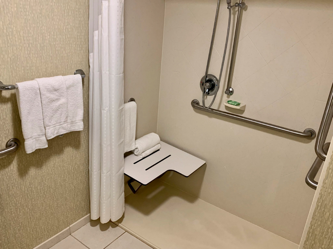 Holiday Inn & Suites North Beach Hotel - Tap to explore photos