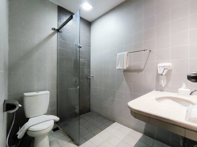 Bathroom 16