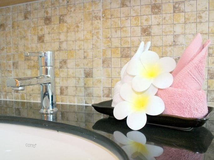 Bathroom 5, Greenview Ekkamai 10, Wattana