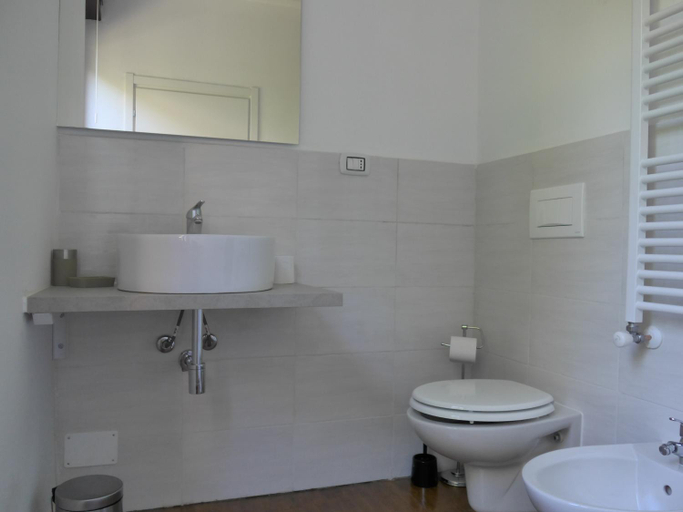 Bathroom 2, La Tana Rooms, Como